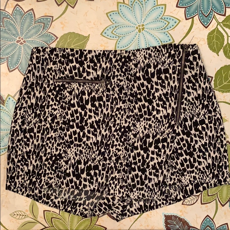 Pattern Zipper Wrap Skort